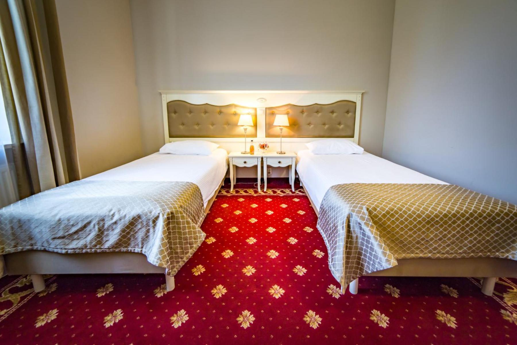 Hotel Sobienie Krolewskie Sobienie Szlacheckie Exteriör bild