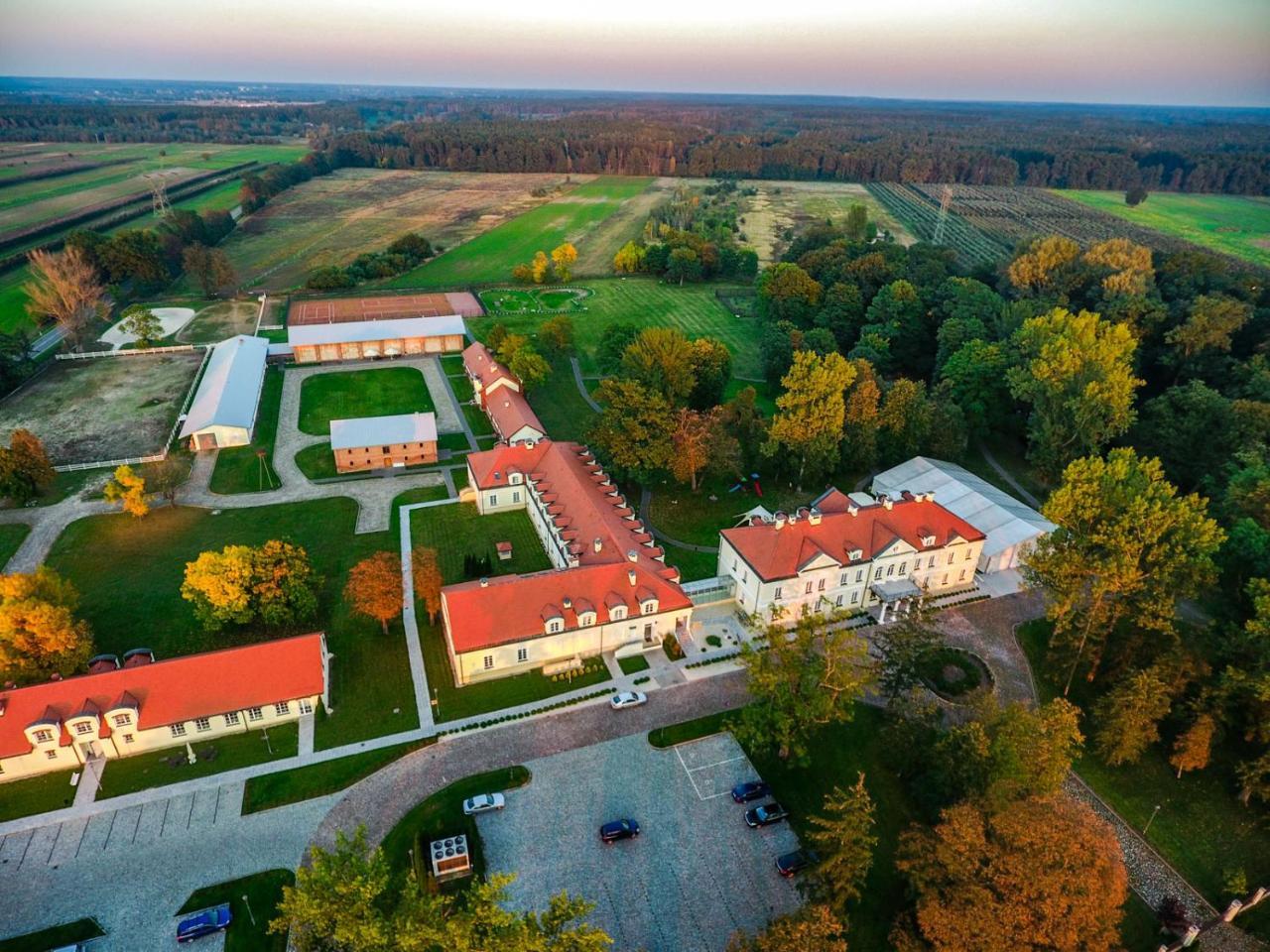 Hotel Sobienie Krolewskie Sobienie Szlacheckie Exteriör bild