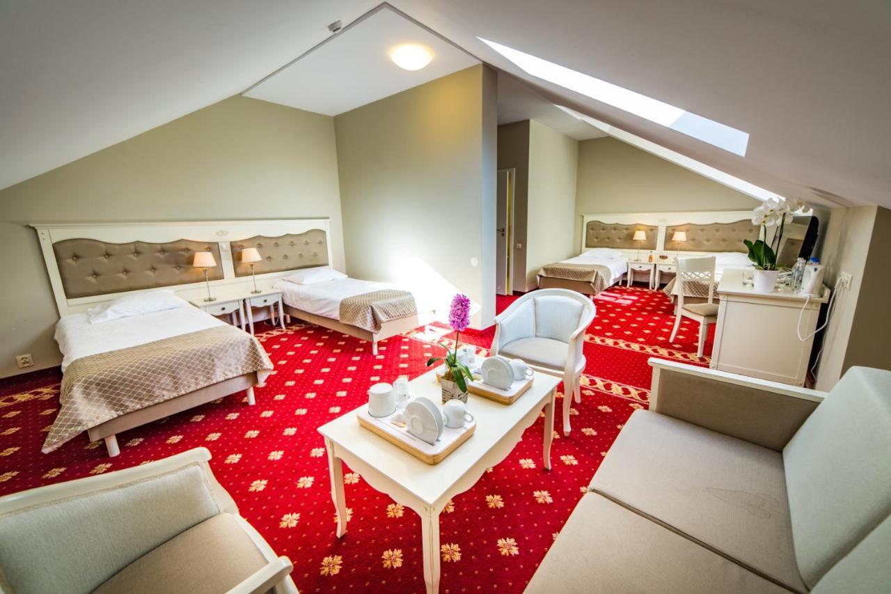 Hotel Sobienie Krolewskie Sobienie Szlacheckie Exteriör bild