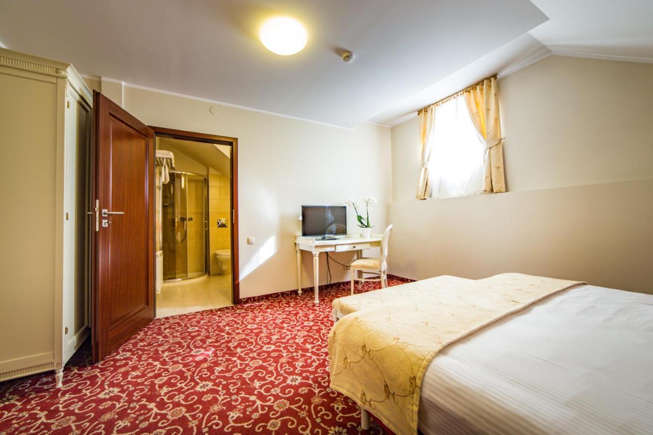Hotel Sobienie Krolewskie Sobienie Szlacheckie Exteriör bild